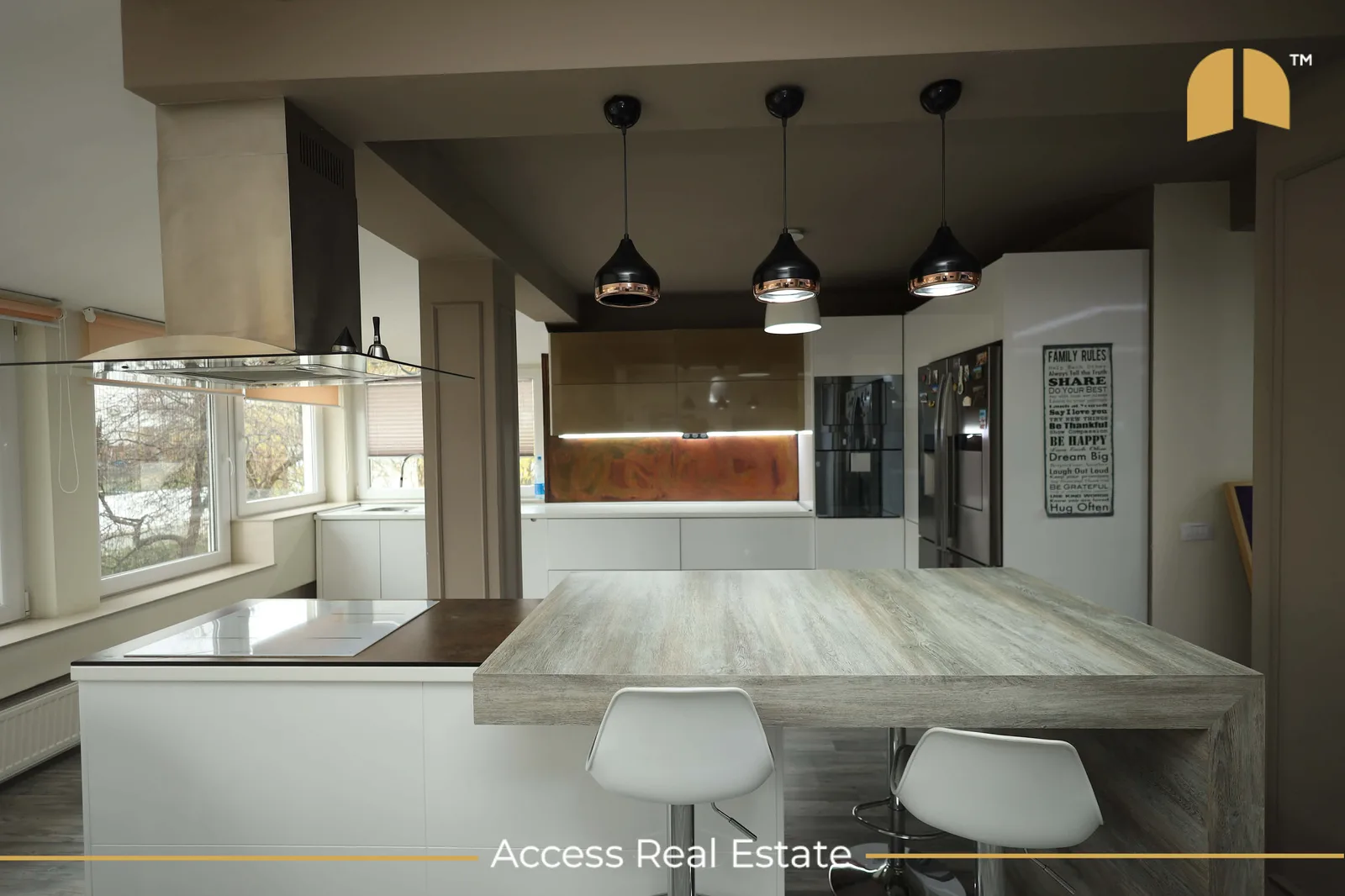 Shtëpi me QIRA – 420m² + 4.5 Ari – Sofali