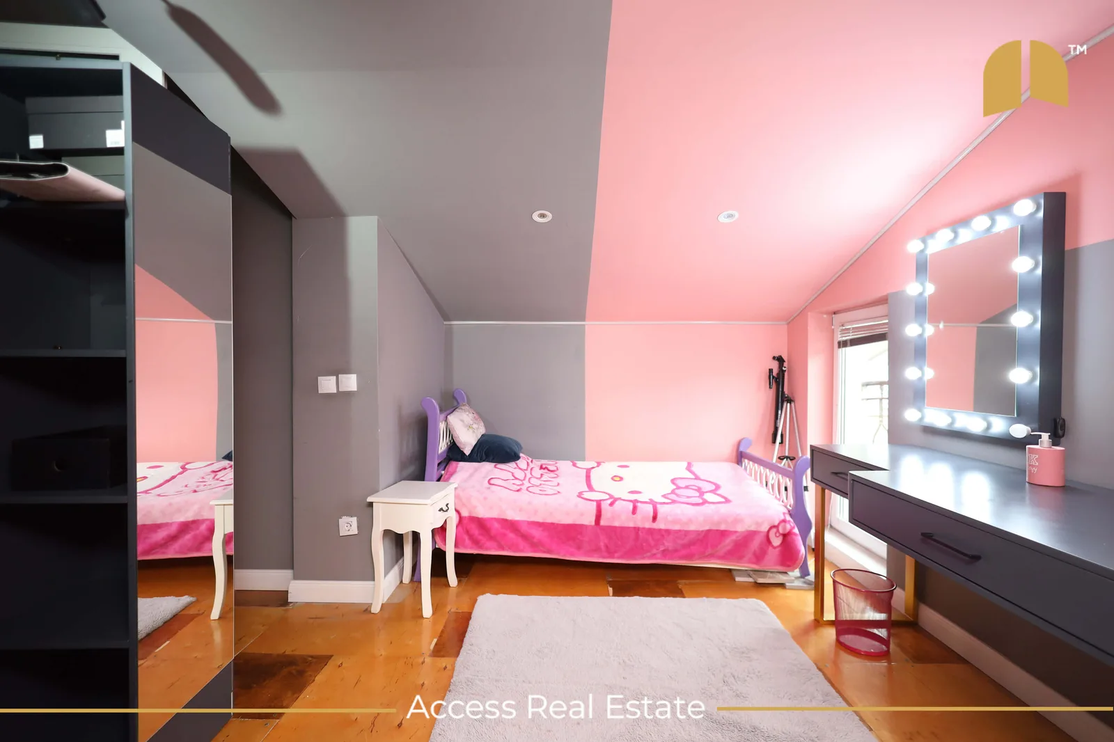 Shtëpi me QIRA – 420m² + 4.5 Ari – Sofali