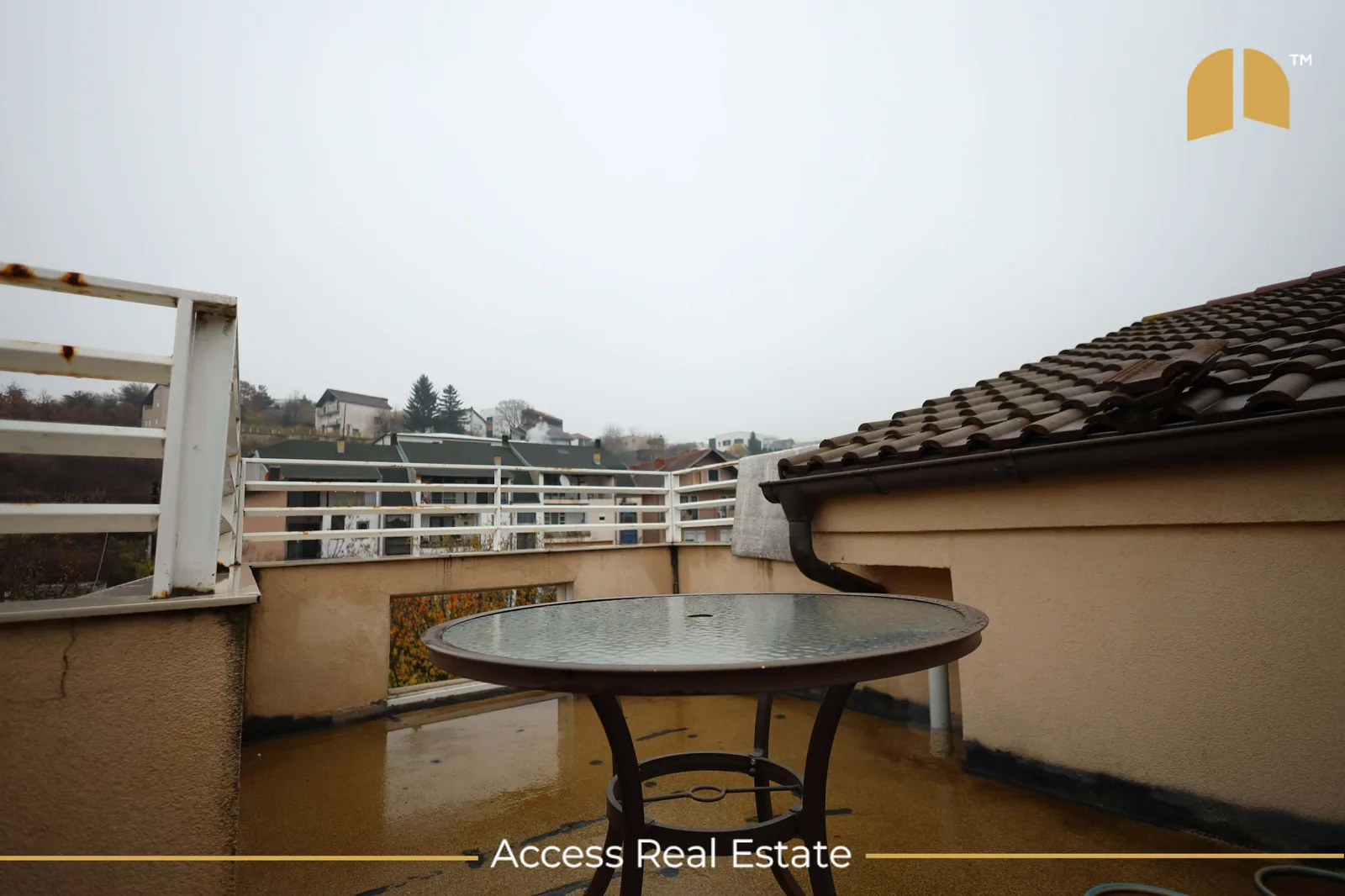 Shtëpi me QIRA – 420m² + 4.5 Ari – Sofali