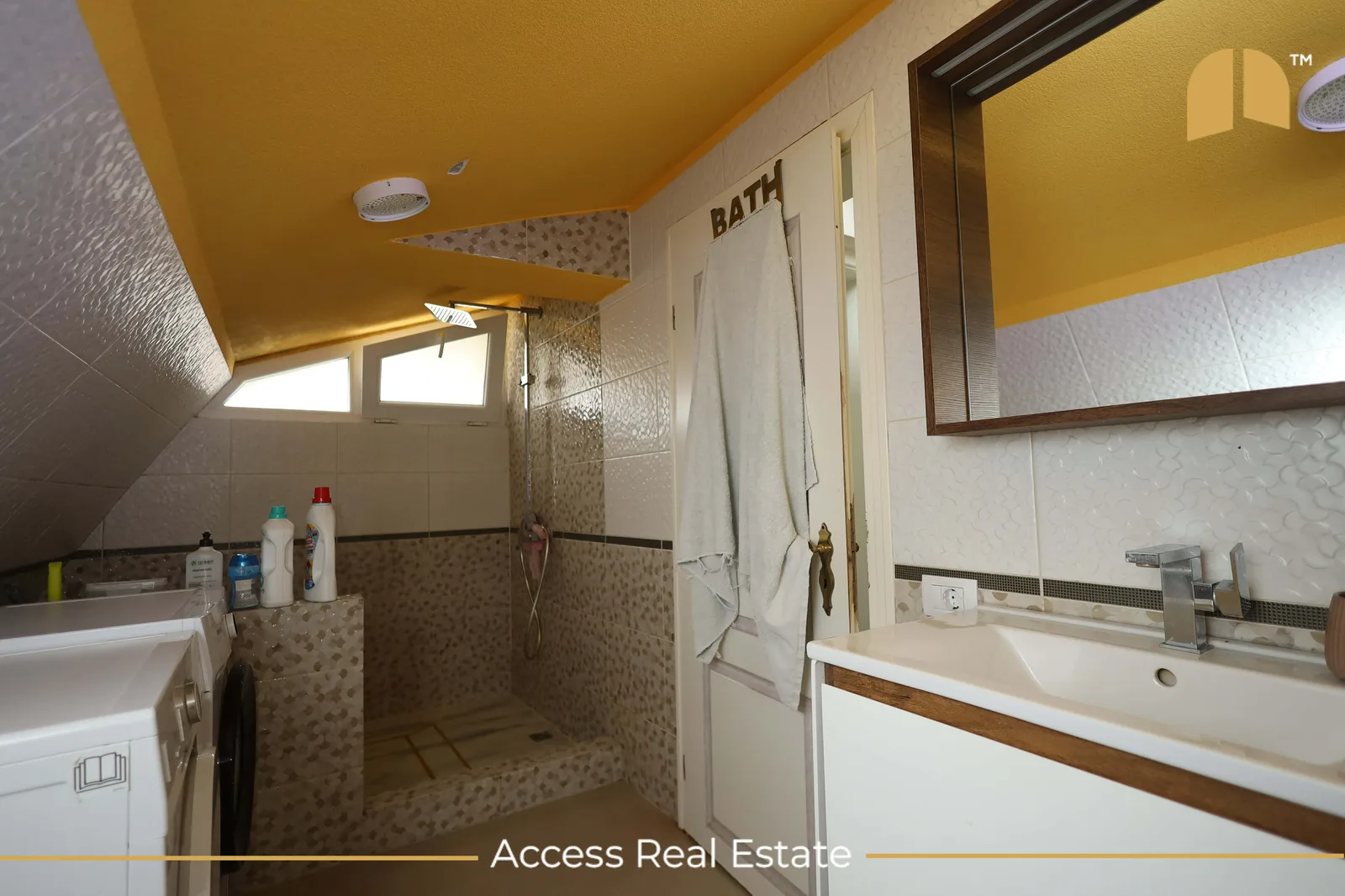 Shtëpi me QIRA – 420m² + 4.5 Ari – Sofali