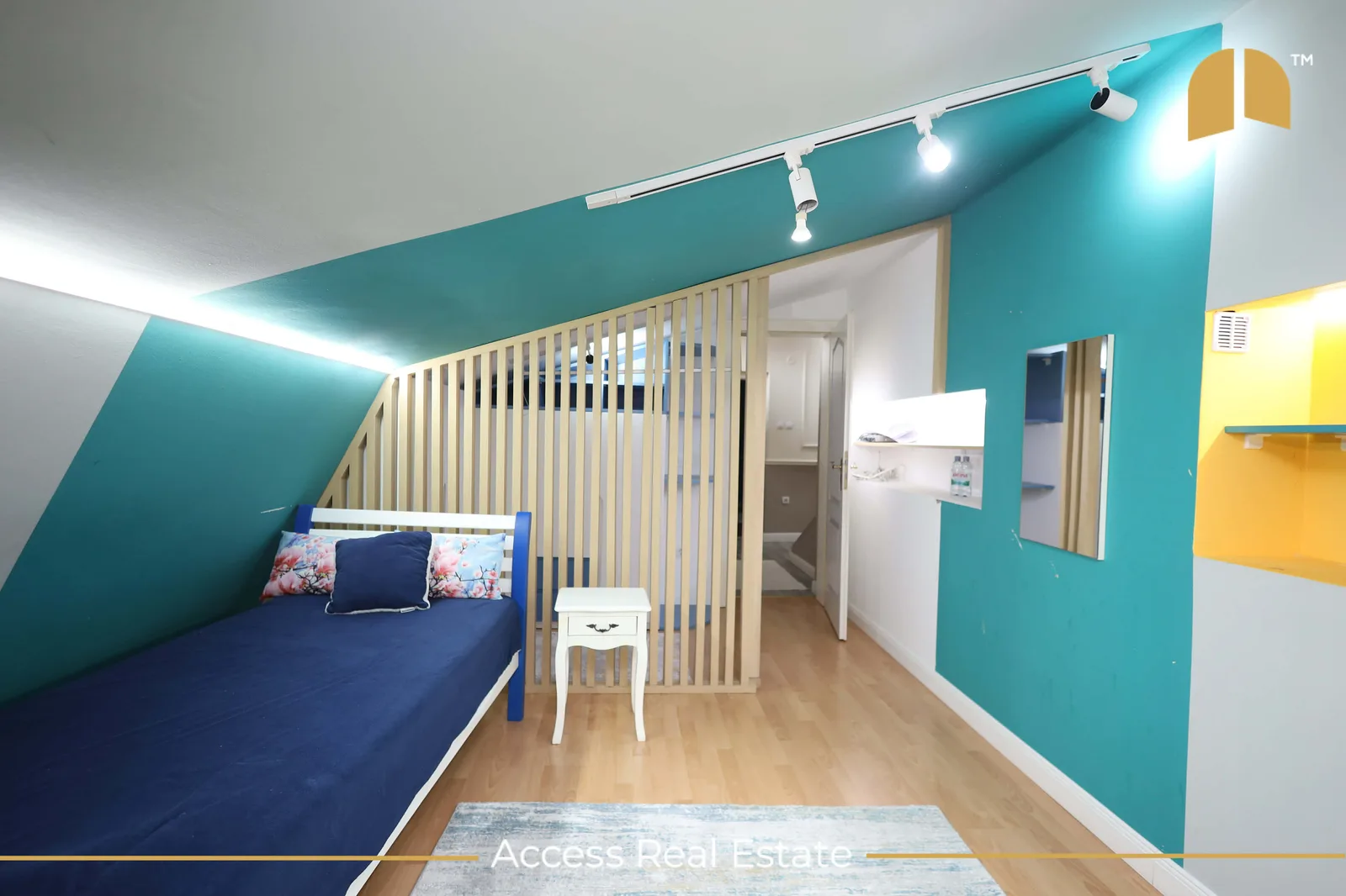 Shtëpi me QIRA – 420m² + 4.5 Ari – Sofali