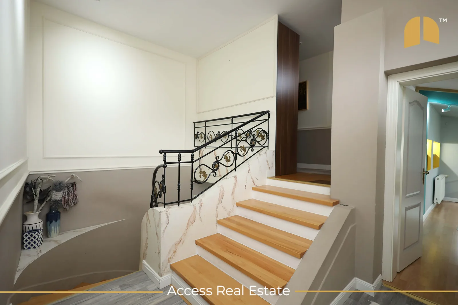 Shtëpi me QIRA – 420m² + 4.5 Ari – Sofali