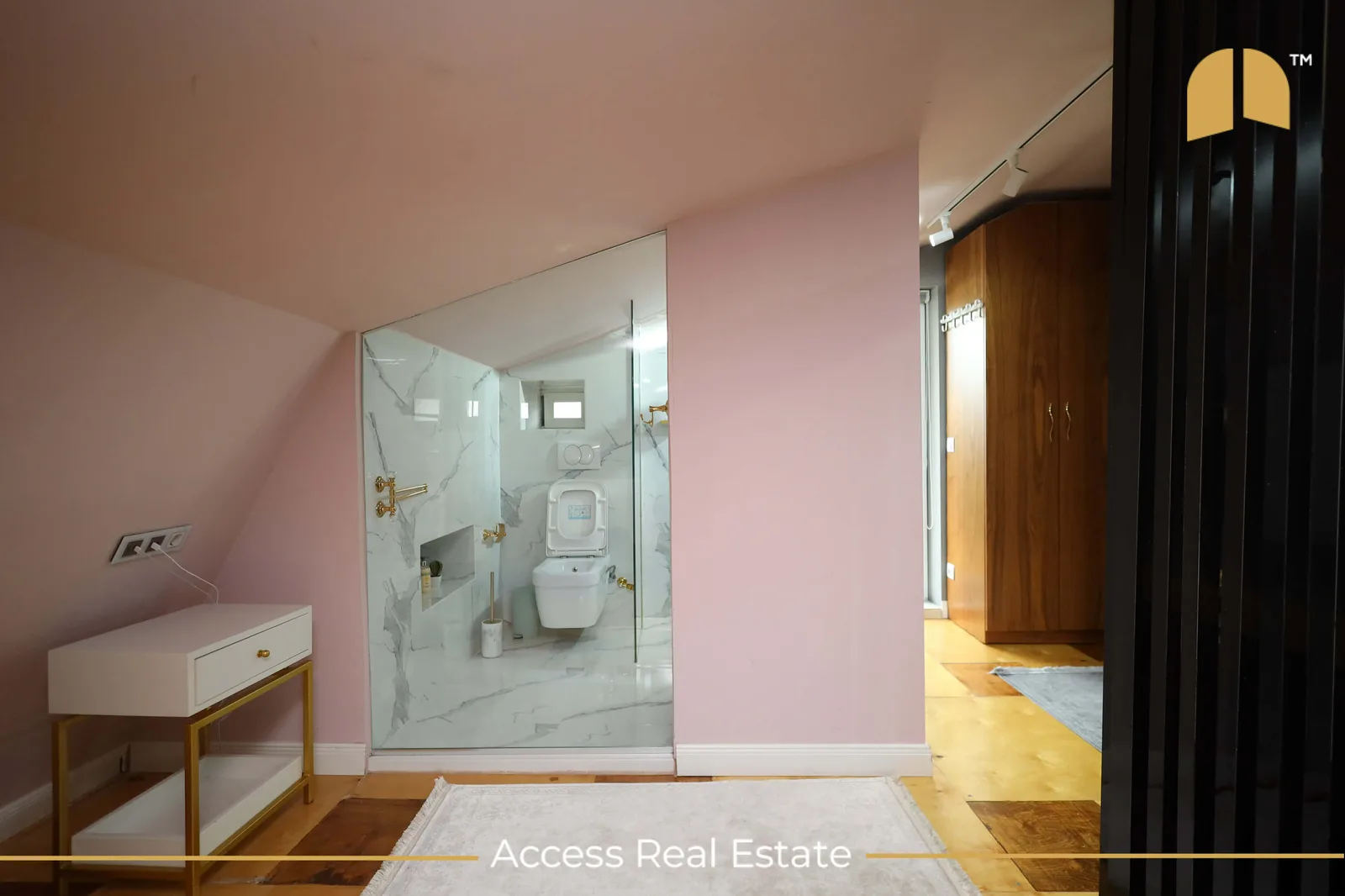 Shtëpi me QIRA – 420m² + 4.5 Ari – Sofali
