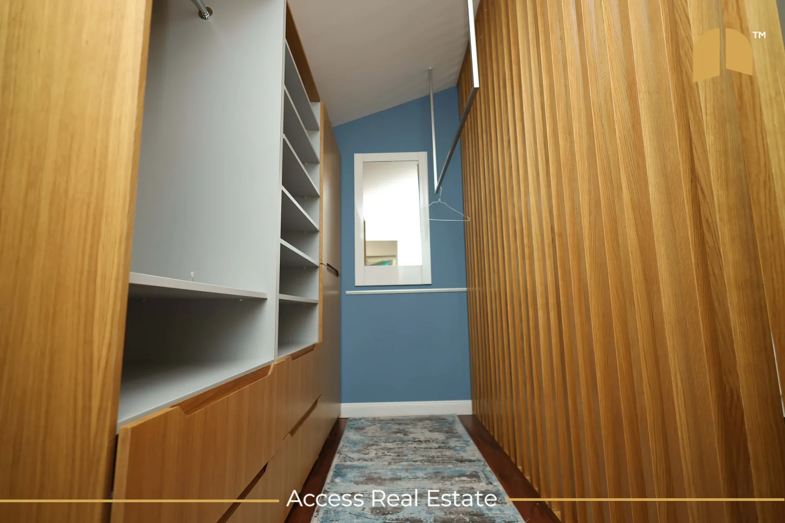 Shtëpi me QIRA – 420m² + 4.5 Ari – Sofali