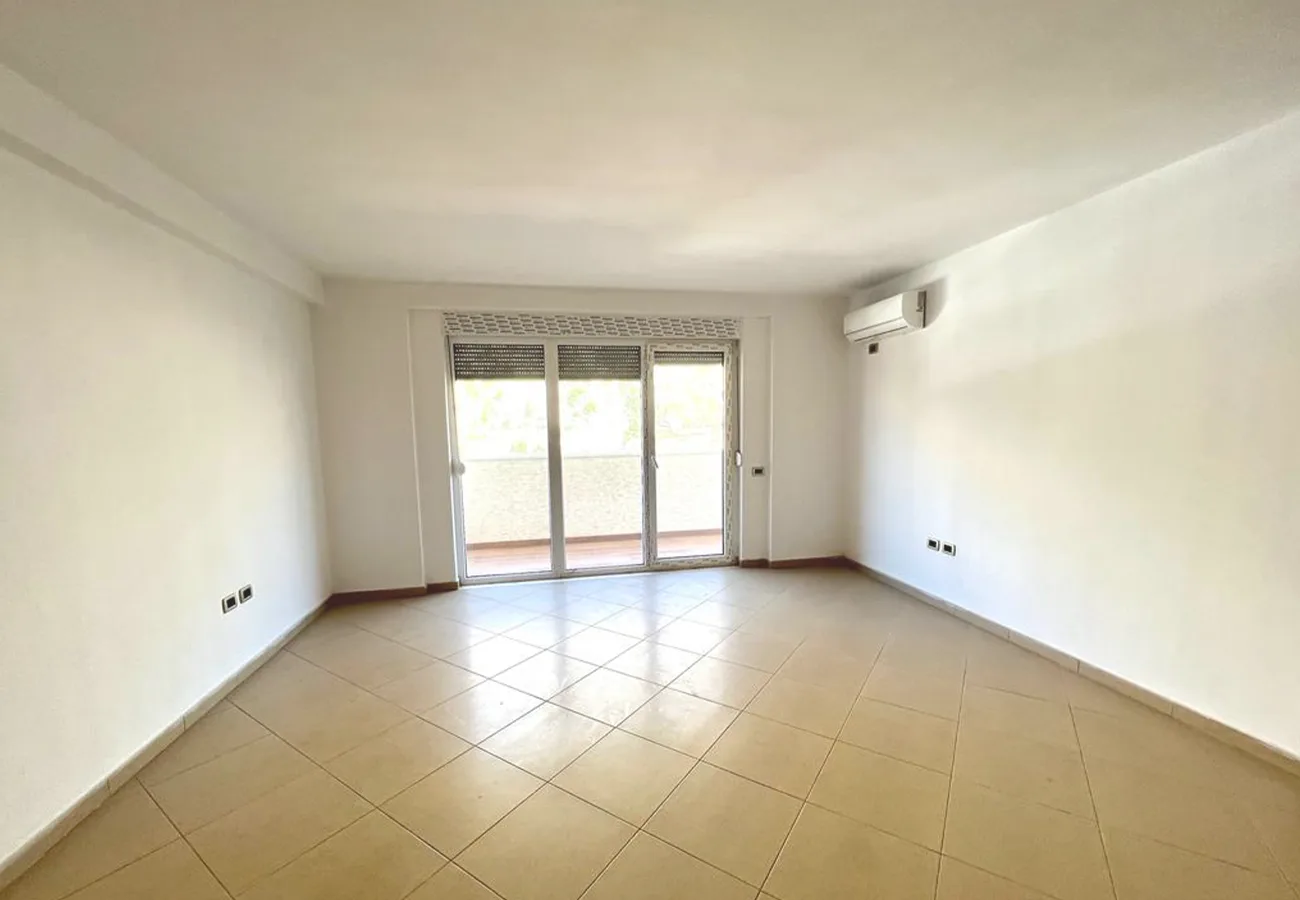 Shitet apartament 2+1 në qendër, shëngjin.