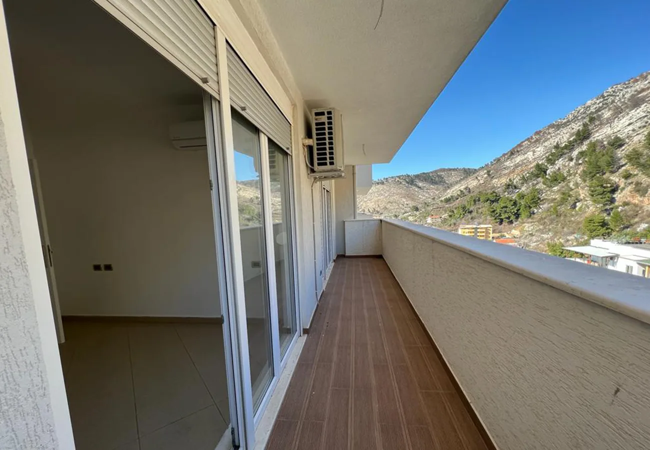 Shitet apartament 2+1 në qendër, shëngjin.