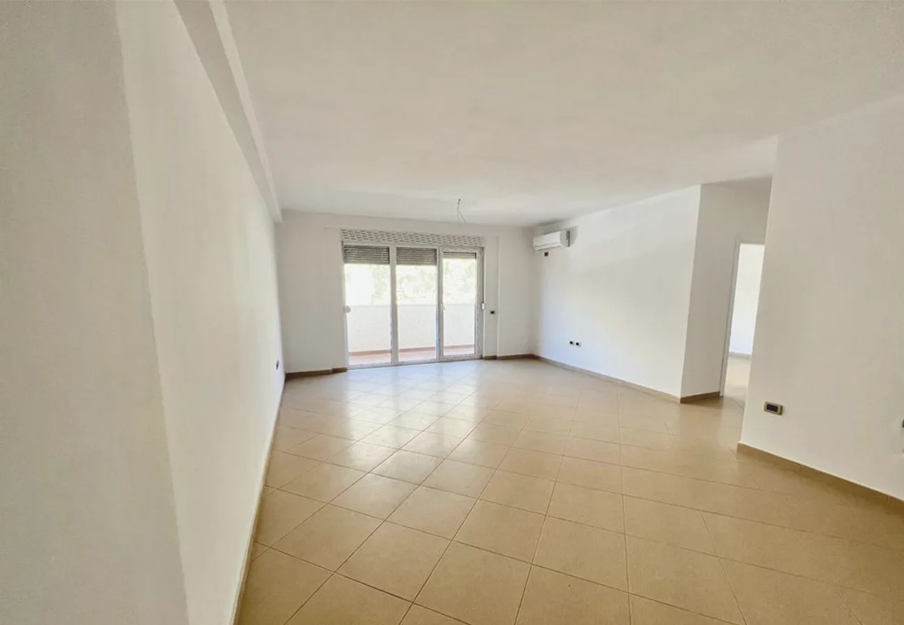 Shitet apartament 2+1 në qendër, shëngjin.