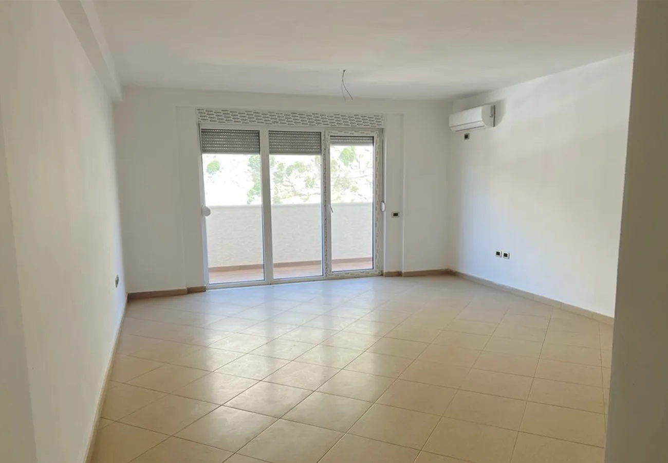 Shitet apartament 2+1 në qendër, shëngjin.