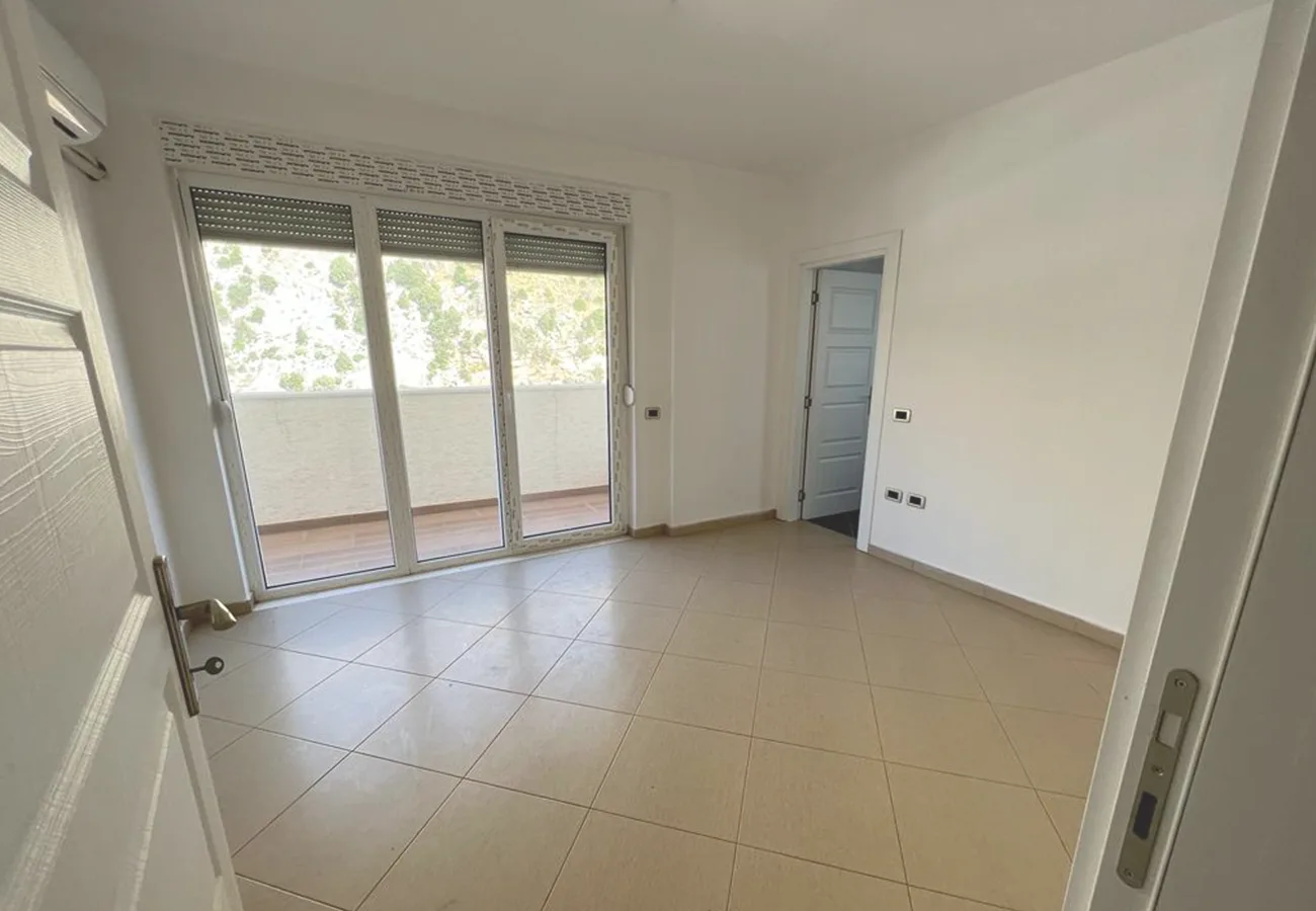 Shitet apartament 2+1 në qendër, shëngjin.
