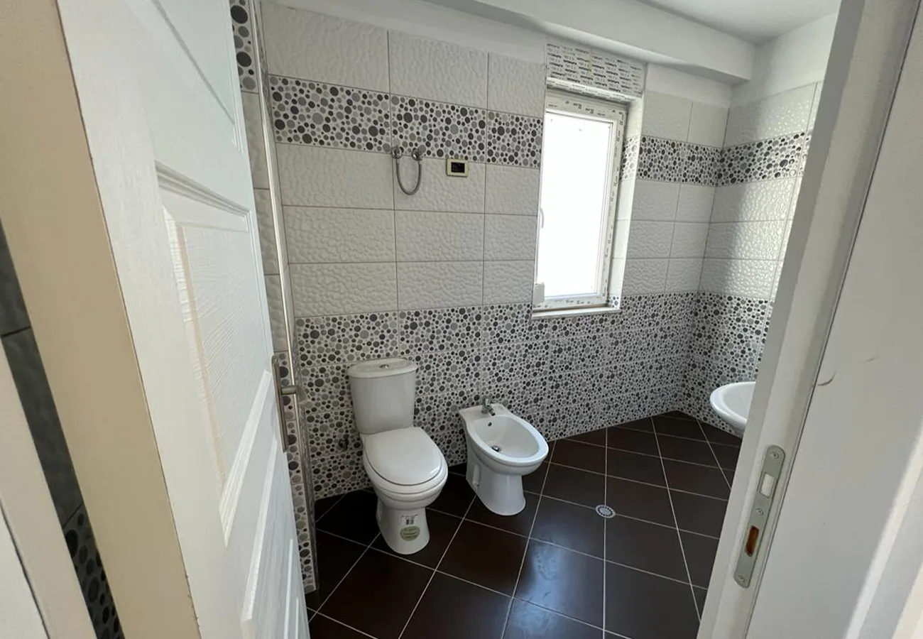Shitet apartament 2+1 në qendër, shëngjin.