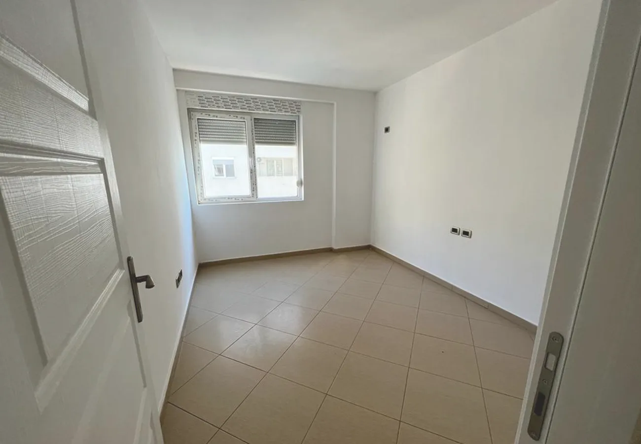 Shitet apartament 2+1 në qendër, shëngjin.