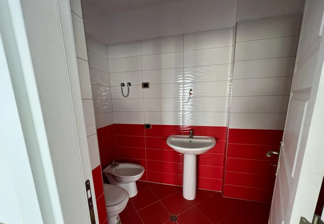 Shitet apartament 2+1 në qendër, shëngjin.