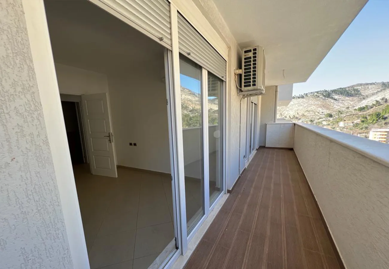 Shitet apartament 2+1 në qendër, shëngjin.