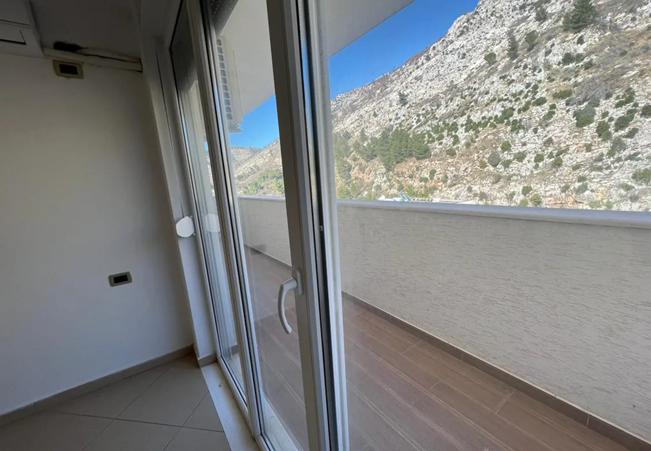 Shitet apartament 2+1 në qendër, shëngjin.