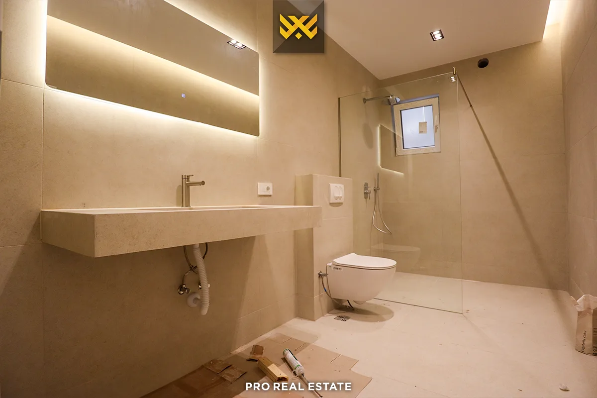 Shtëpi 305m² për #SHITJE në Matiçan