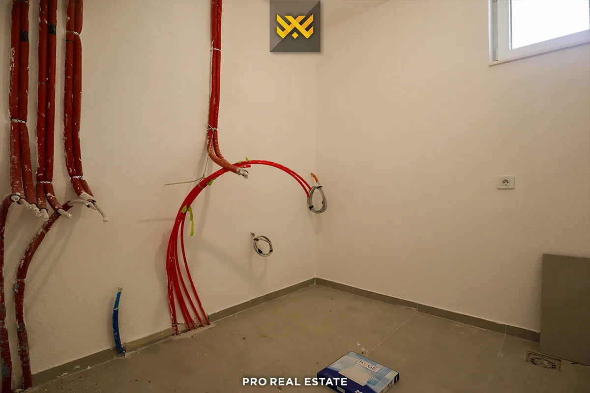 Shtëpi 305m² për #SHITJE në Matiçan