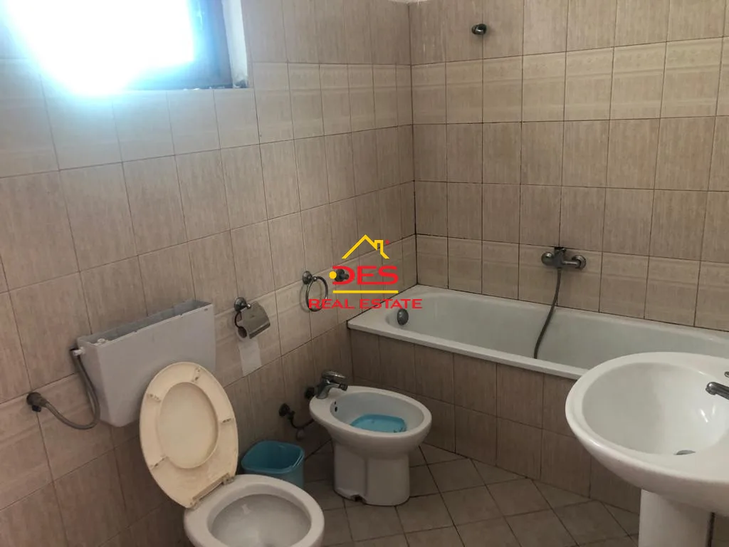 Shitet shtëpi private në plazh të vjetër, vlorë
