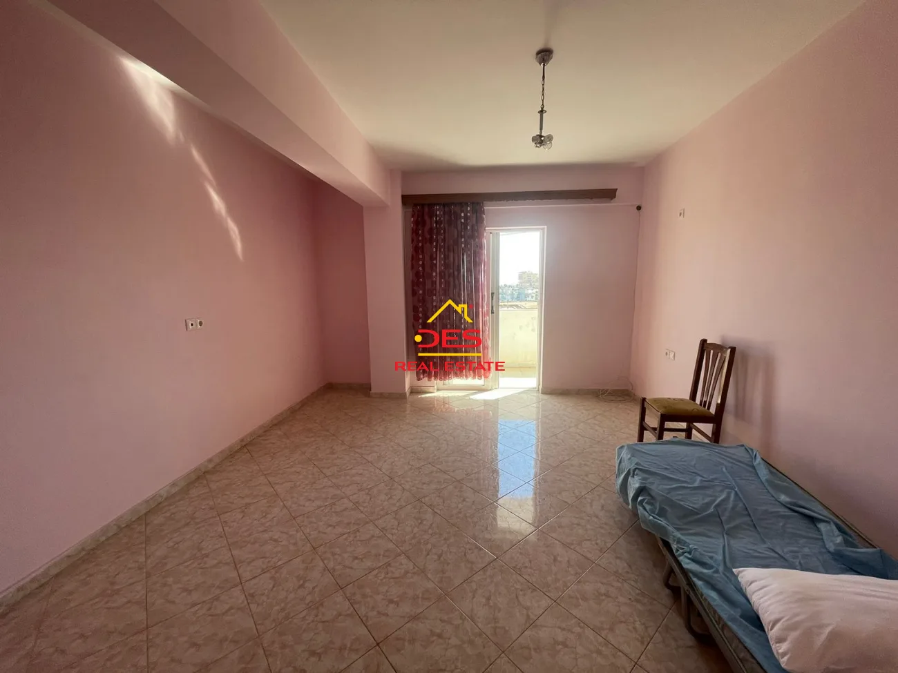 Shitet apartament 3+1+2 në sarandë