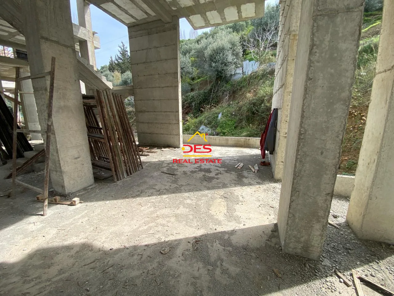 Shitet apartament 1+1 me këste në kodër lungomare.