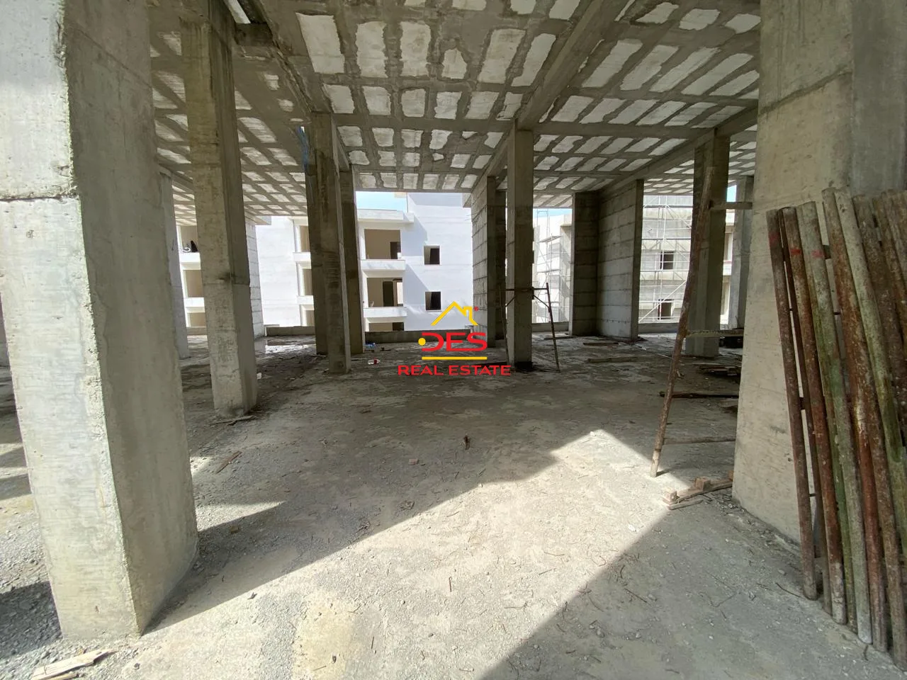 Shitet apartament 1+1 me këste në kodër lungomare.
