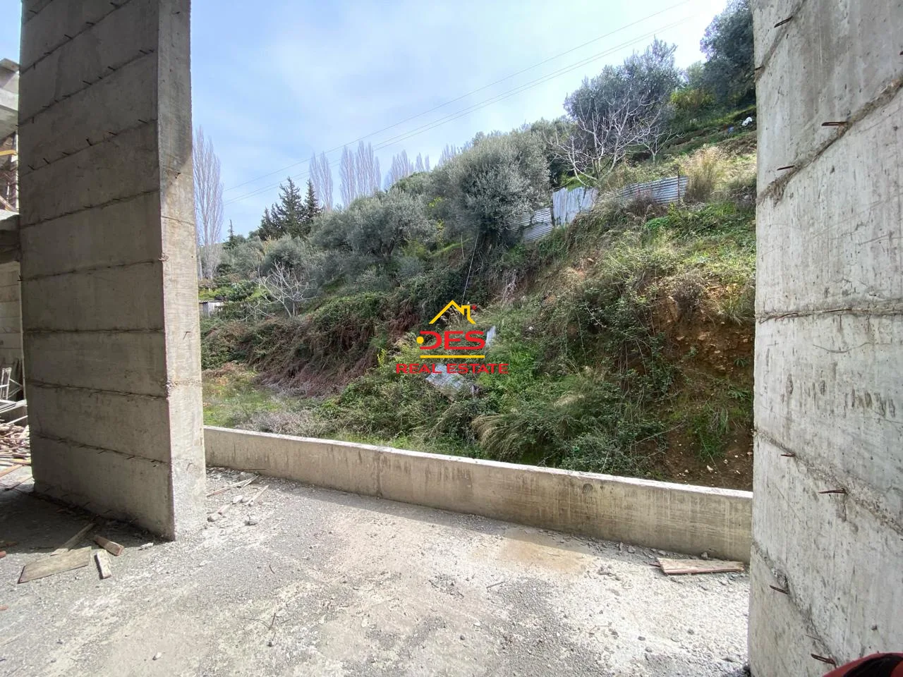 Shitet apartament 1+1 me këste në kodër lungomare.