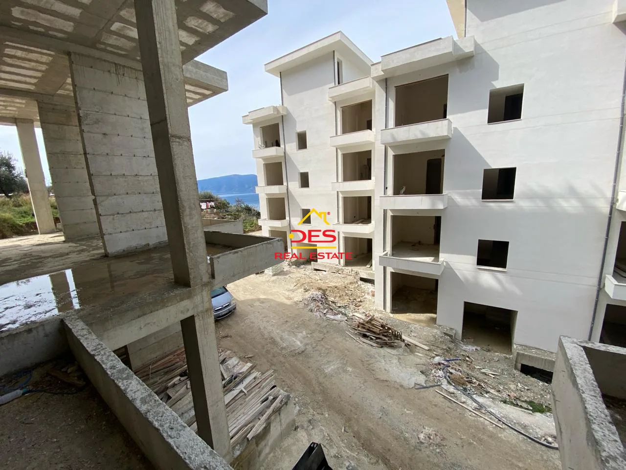 Shitet apartament 1+1 me këste në kodër lungomare.
