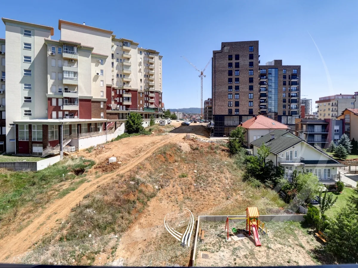 Banesë me 3 dhoma gjumi në shitje në lagjen Mati 1