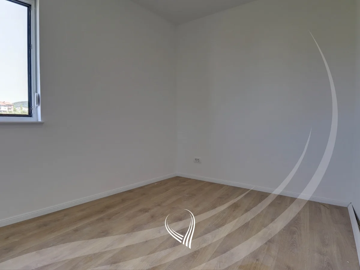Banesë me 3 dhoma gjumi në shitje në lagjen Mati 1