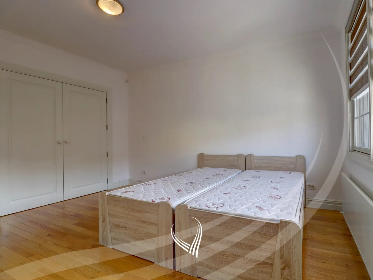 Shtëpi me 5 dhoma gjumi me qira në Fshatin Ndërkombëtar