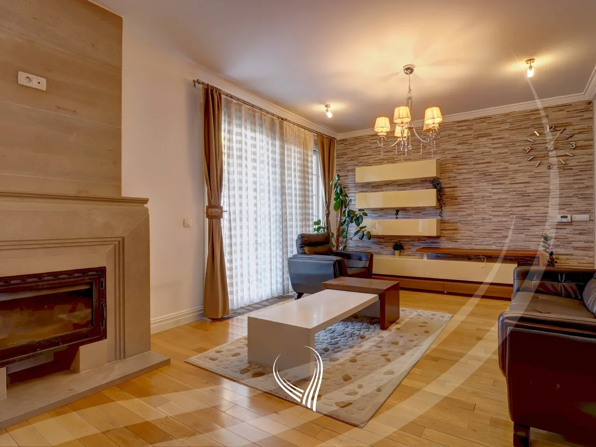 Shtëpi me 5 dhoma gjumi me qira në Fshatin Ndërkombëtar