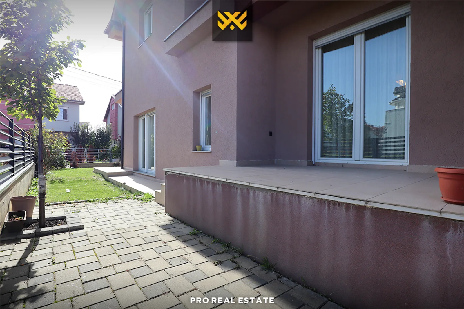 Shtëpi 450m² në #SHITJE në Lagjen Qëndresa