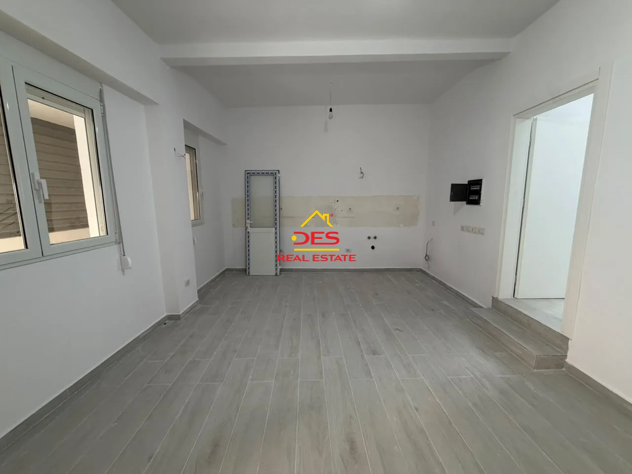 Shitet apartament 2+1 pranë bar restorant lux, vlorë