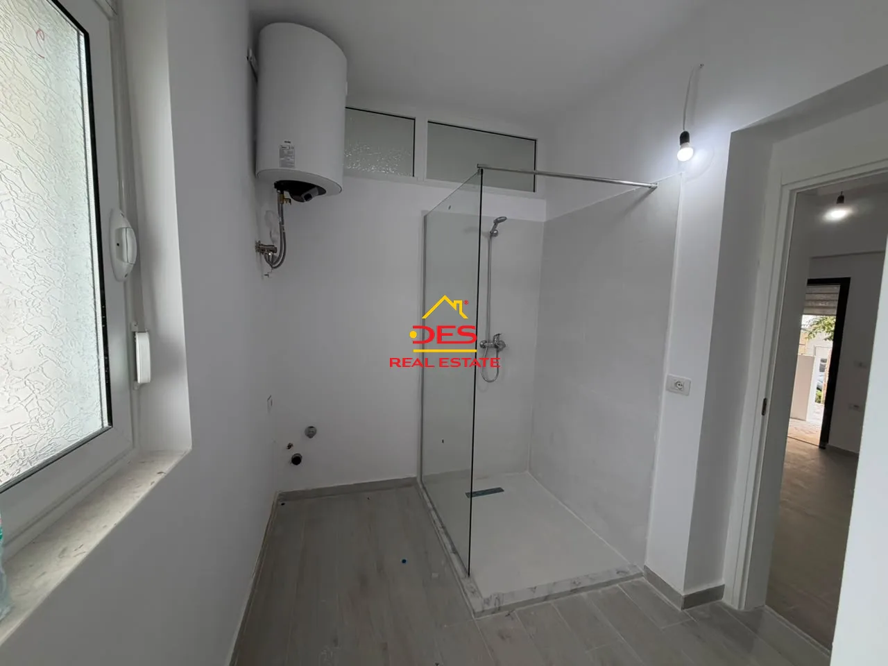 Shitet apartament 2+1 pranë bar restorant lux, vlorë