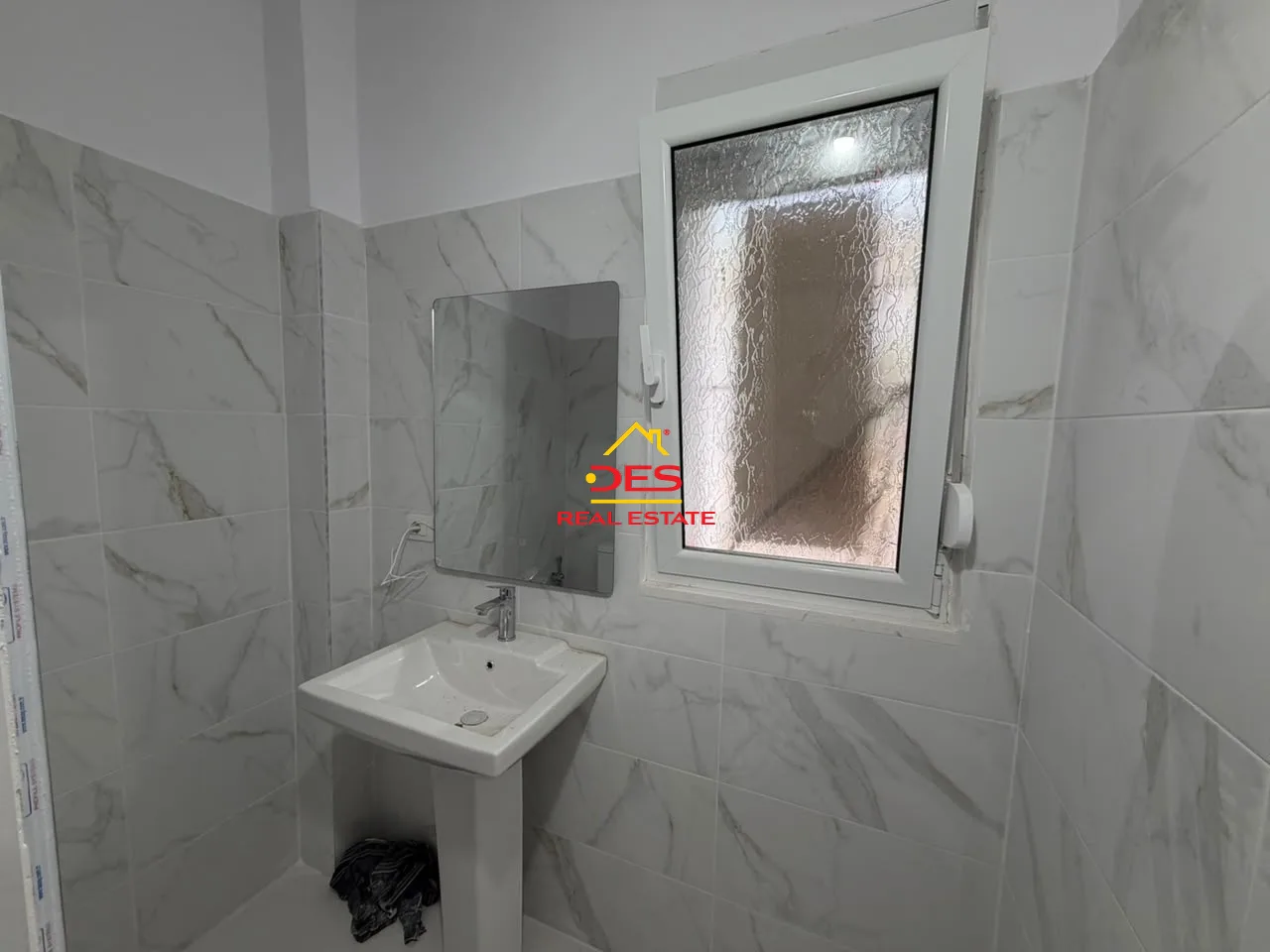 Shitet apartament 2+1 pranë bar restorant lux, vlorë
