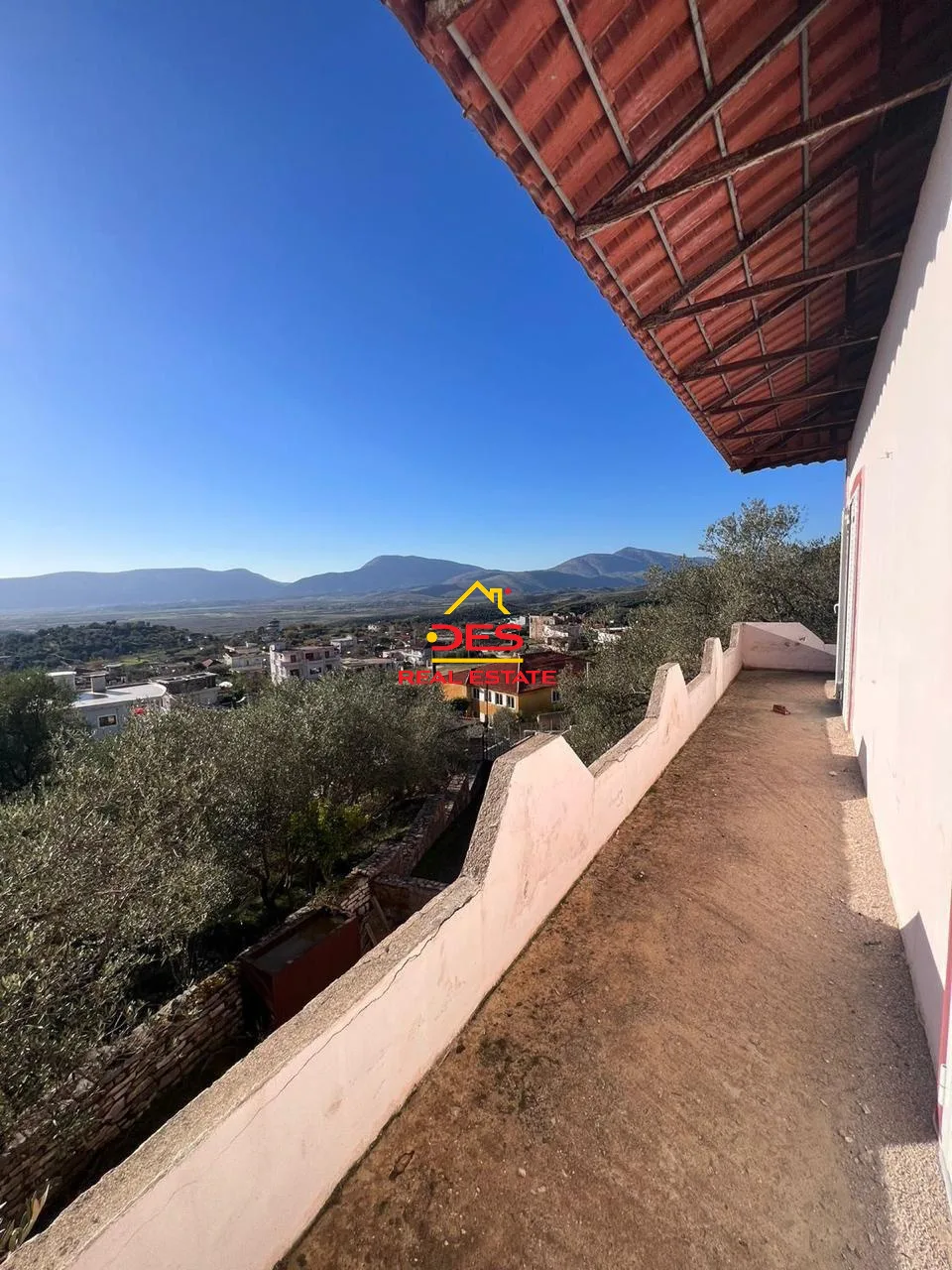 Shitet vilë 2 katëshe në rusan , delvinë