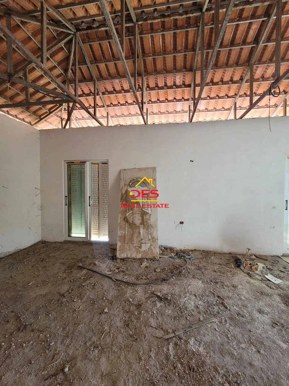Shitet vilë 2 katëshe në rusan , delvinë