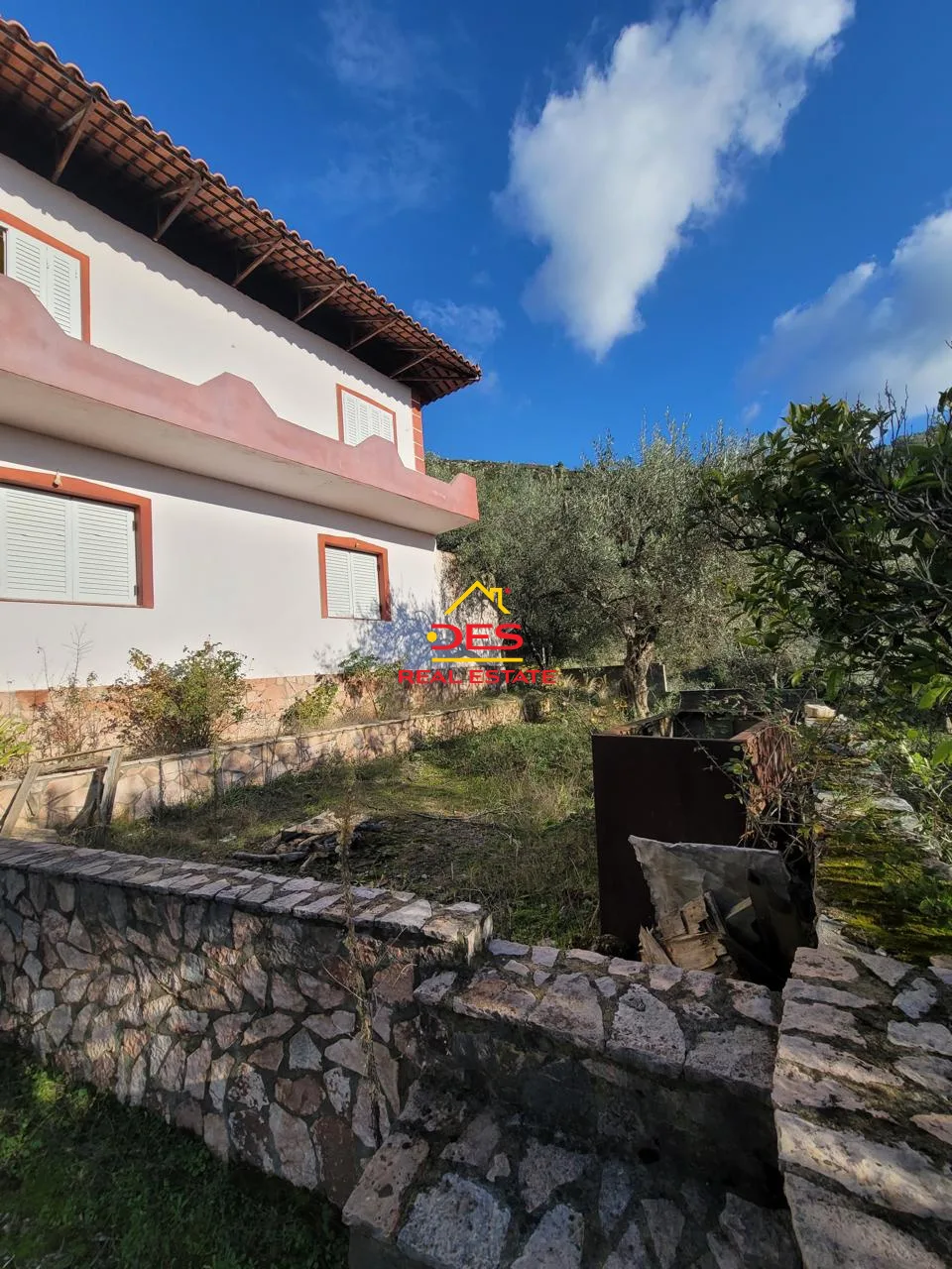 Shitet vilë 2 katëshe në rusan , delvinë