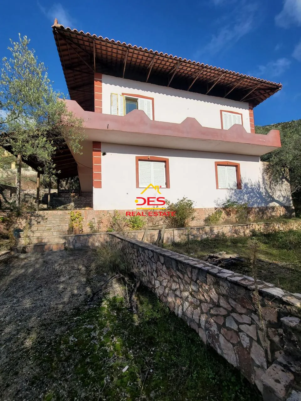 Shitet vilë 2 katëshe në rusan , delvinë