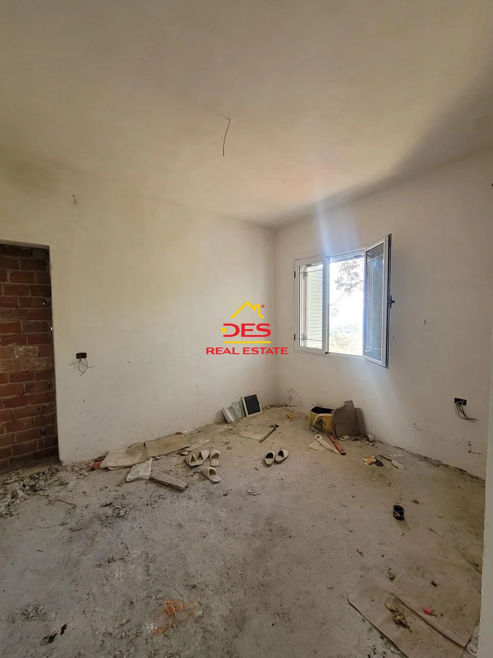 Shitet vilë 2 katëshe në rusan , delvinë