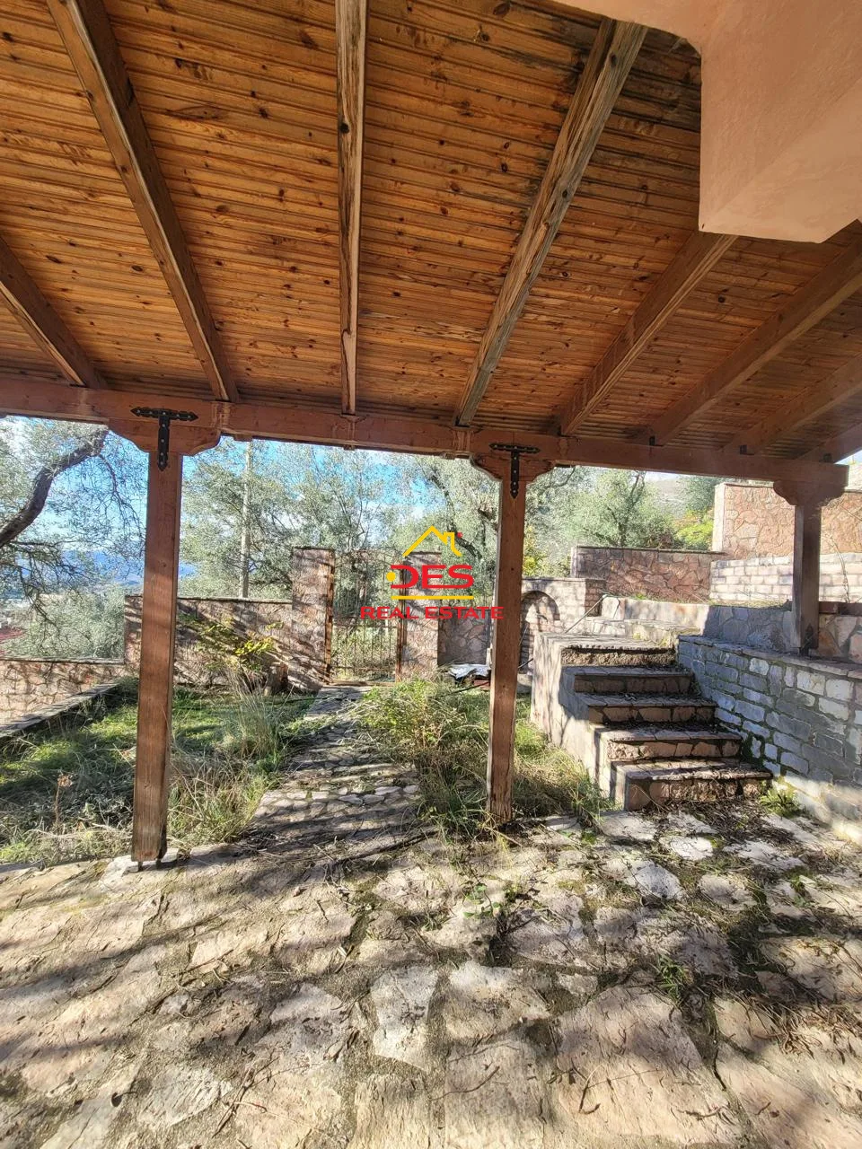 Shitet vilë 2 katëshe në rusan , delvinë