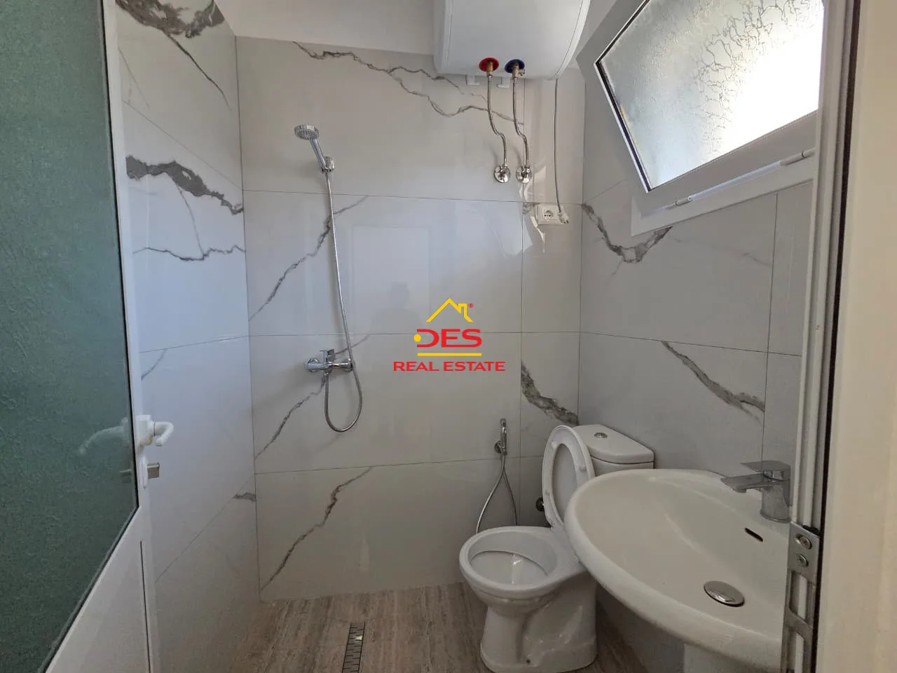 SHITET APARTAMENT 2+1+2 NË LUNGOMARE, VLORË. 📍 Pranë Shkollës së Marinës