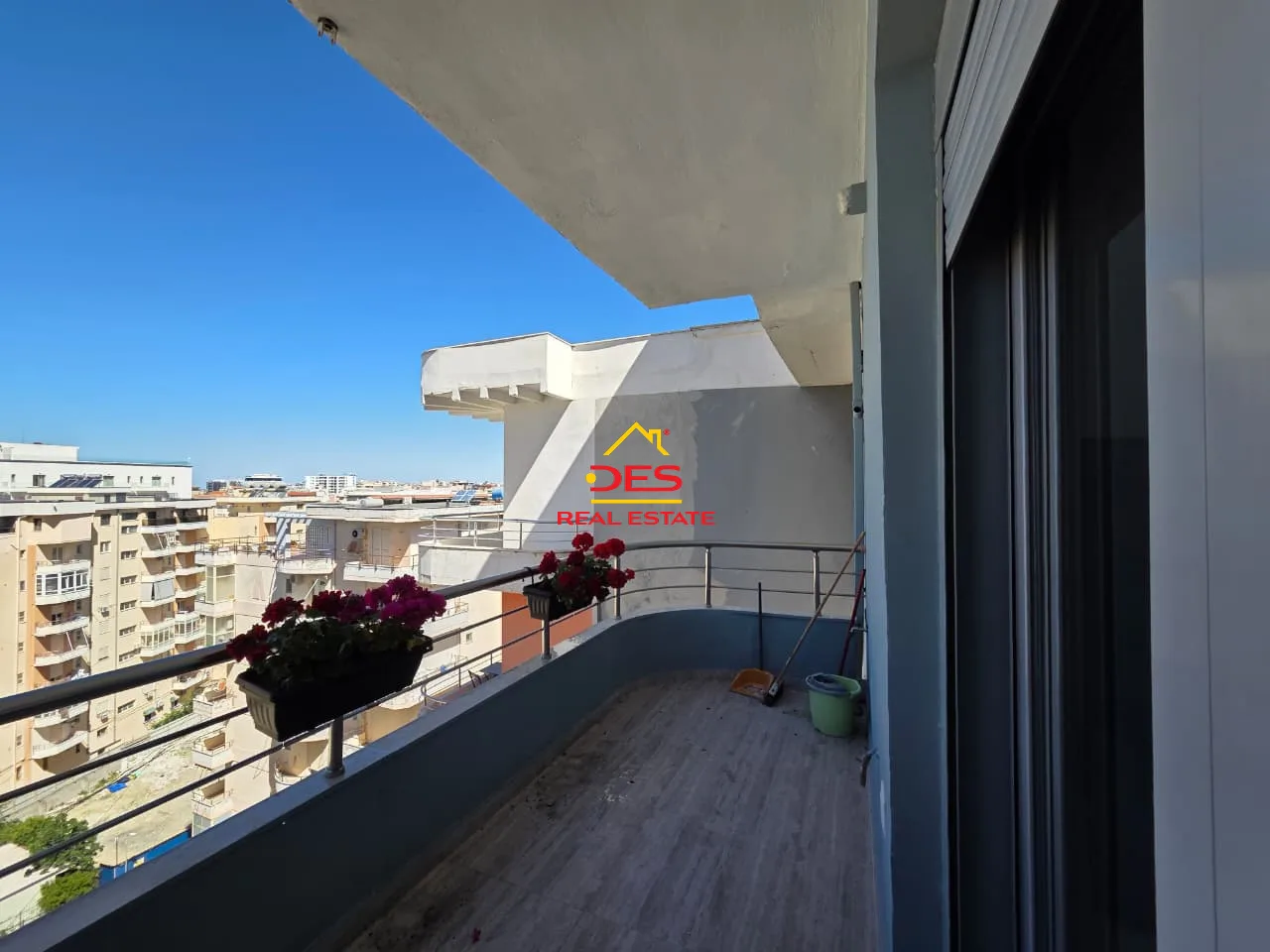 SHITET APARTAMENT 2+1+2 NË LUNGOMARE, VLORË. 📍 Pranë Shkollës së Marinës