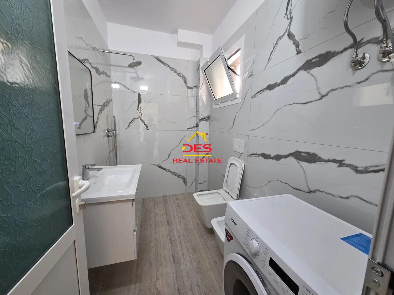 SHITET APARTAMENT 2+1+2 NË LUNGOMARE, VLORË. 📍 Pranë Shkollës së Marinës