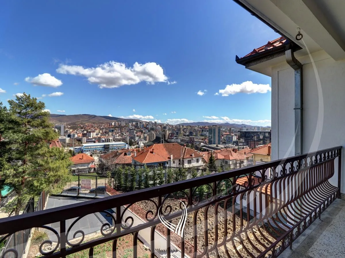 Shtëpi me 4 dhoma pune me qira në lagjen Arberia-Dragodan