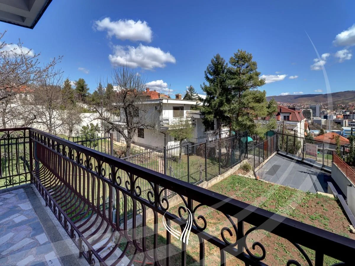 Shtëpi me 4 dhoma pune me qira në lagjen Arberia-Dragodan