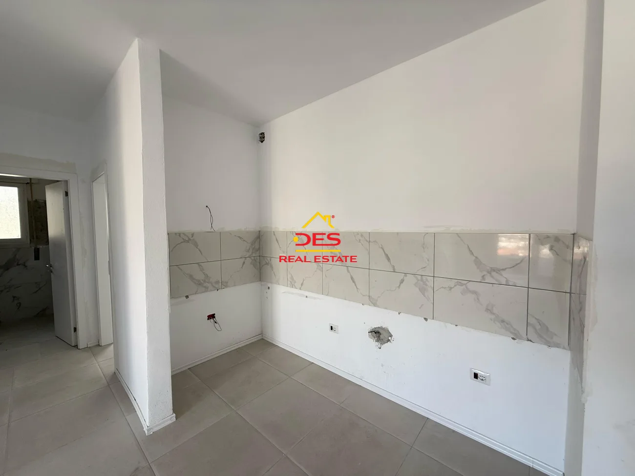 Shitet apartament 2+1+2 te bishti i kalldrëmit, vlorë.