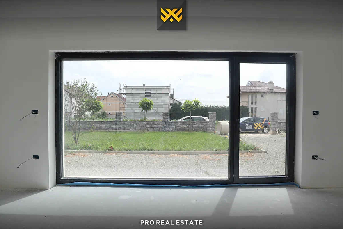 Dy shtëpi nga 175m² për #SHITJE në Hajvali.