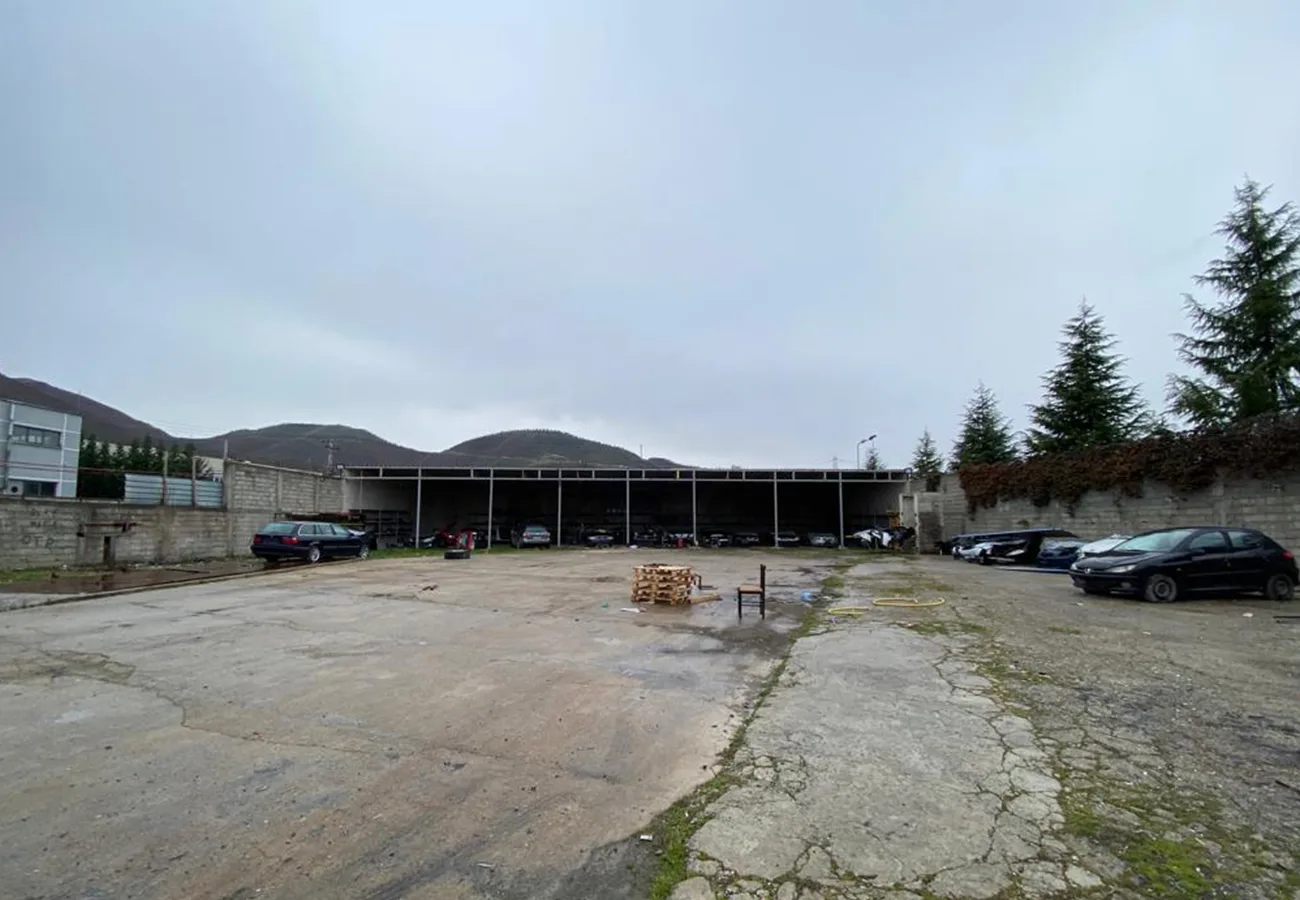 Jepet me qira 400 m2 magazinë bashkë me 1600 m2 tokë në vaqarr
