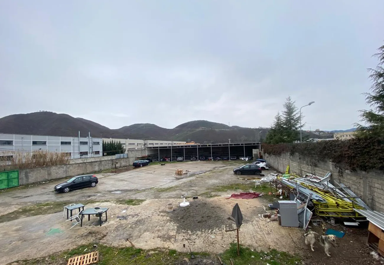 Jepet me qira 400 m2 magazinë bashkë me 1600 m2 tokë në vaqarr