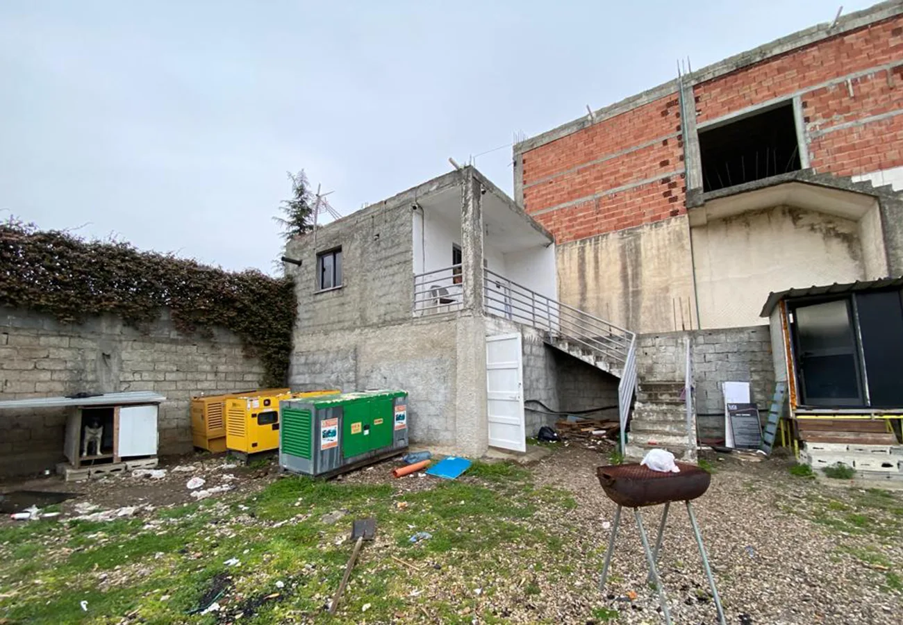 Jepet me qira 400 m2 magazinë bashkë me 1600 m2 tokë në vaqarr